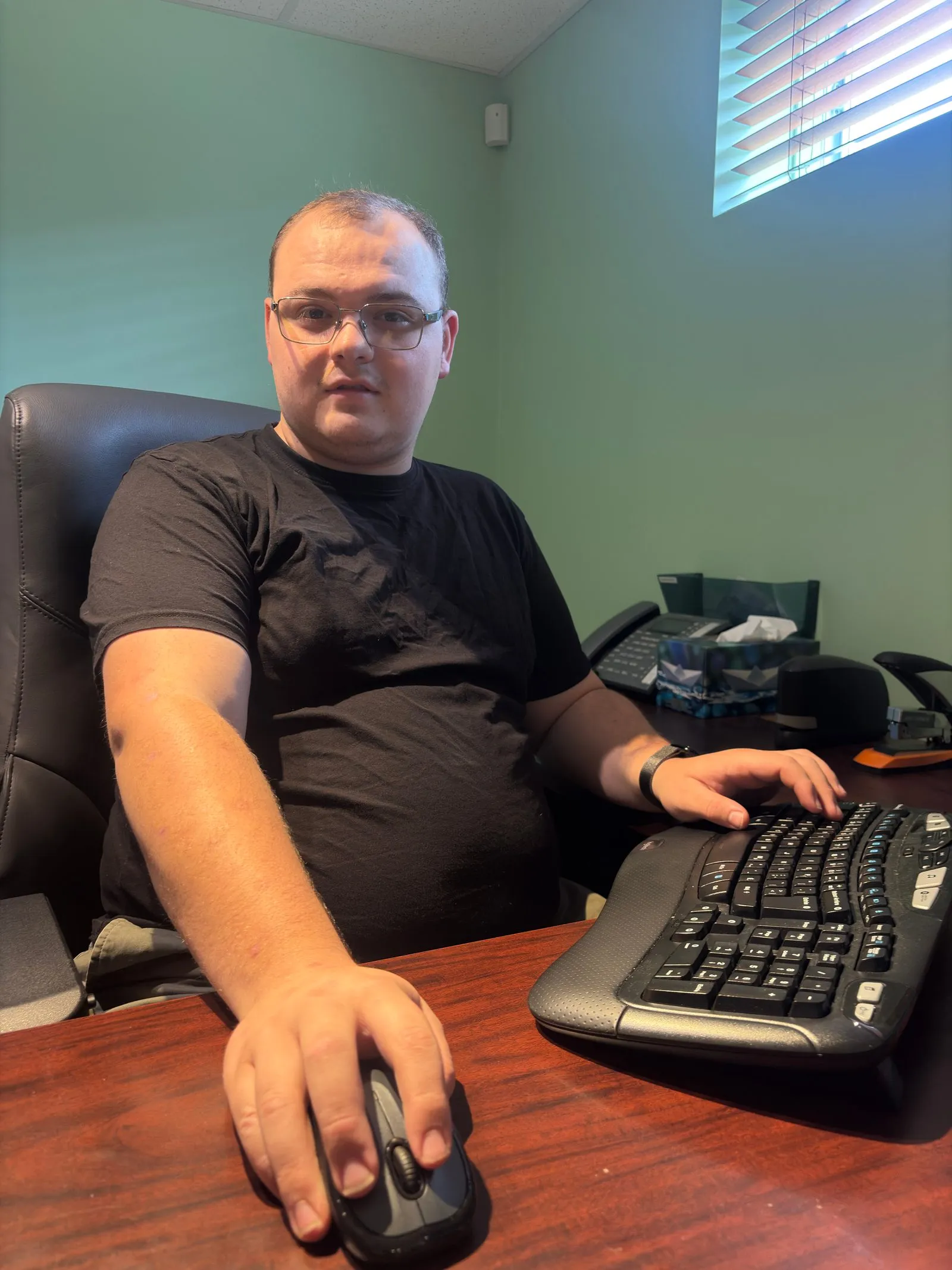 Maxime Dorais, fondateur d'Info Dorais, à son poste de travail.